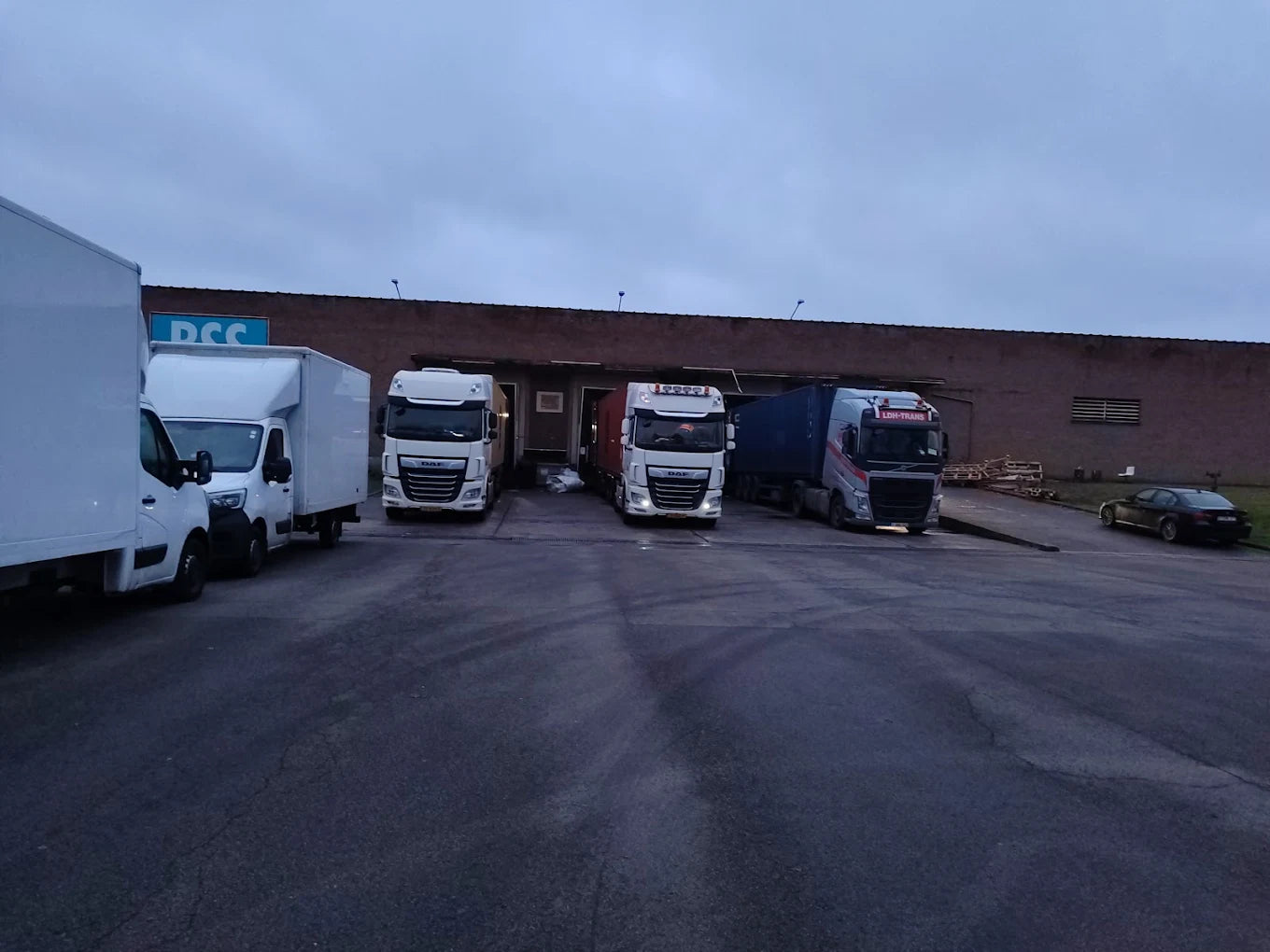 LKW und Transporter am Lager beim Beladen